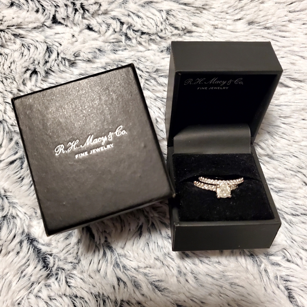 ENGAGEMENT 💍 & WEDDING RING SET - Picture 2 of 6